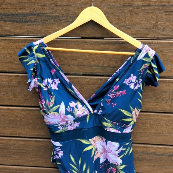 Cupshe Floral V-Neck Sheer Band Swimsuit in Navy &  Pink Plus Size - 1X NWT - Picture 3 of 7